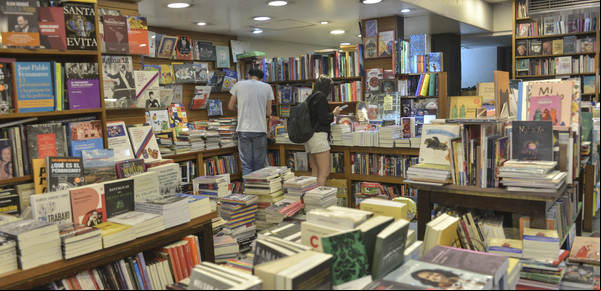 Ley ómnibus de Milei: la motosierra también alcanza al libro