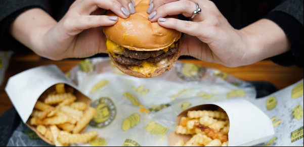 Cómo son y cuánto cuestan las hamburguesas Kevin Bacon, la marca que cambió de nombre desde que el actor habló de ellas