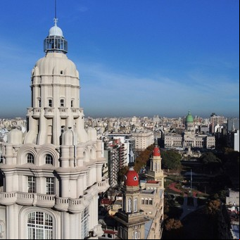 El bus turístico, de las cúpulas a los abismos de la Ciudad desnuda