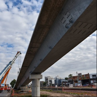 Hacen otros dos puentes para cruzar las vías del tren Sarmiento en la zona Oeste del GBA