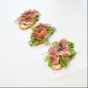 Bruschetta de jamón crudo y rúcula