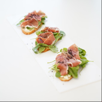 Bruschetta de jamón crudo y rúcula