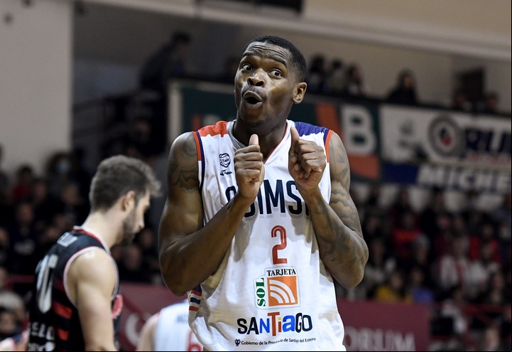 Carismático, atlético y extrovertido. Thomas disfruta de sus días con la camiseta de Quimsa. Foto: Matías García / Liga Nacional