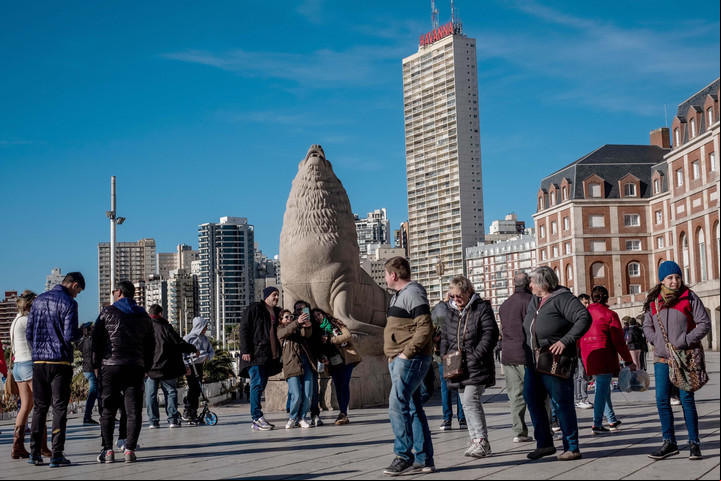 Aunque lo más típico es ir a la montaña, también están los que en invierno se reencuentran con el mar. Foto: Télam.