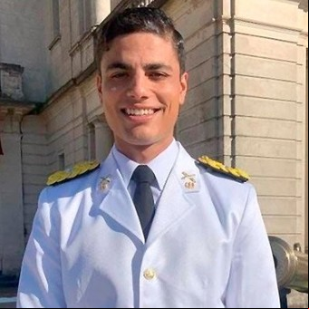 Mitad sal gruesa y mitad vino tinto: el vaso para los tres "nuevitos" en un bautismo mortal en el Ejército