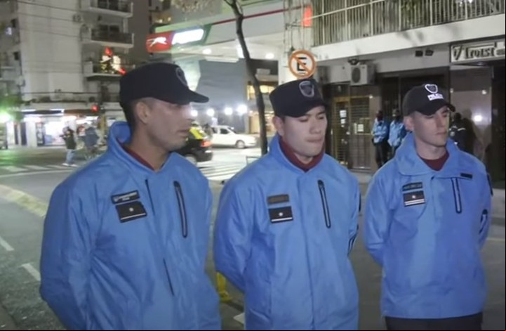 Los tres policíoas que llegaron primero al incendio en Recoleta.