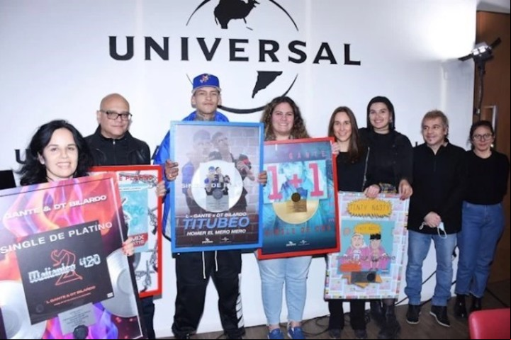 L-Gante, con sus reconocimientos en Universal Argentina.