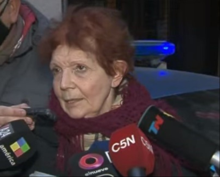 La a del edificio de Ecuador 1062, habló ante los medios.