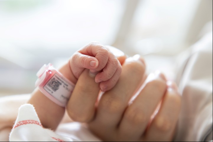 Con la prohibición de los nombres extravagantes se busca proteger el interés del bebé. Foto: Shutterstock.