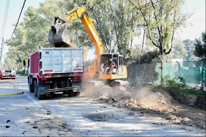 Presencia. Las máquinas y los camiones son una constante en el tramo en donde se desarrollan las obras.