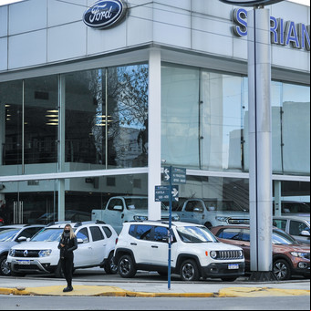 Con el blue por las nubes, cuánto bajaron en dólares los autos más vendidos del mercado