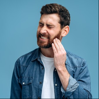 Cómo calmar el dolor en los dientes sensibles y qué hábitos evitar, según la Clínica Mayo