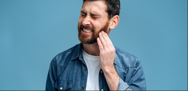 Cómo calmar el dolor en los dientes sensibles y qué hábitos evitar, según la Clínica Mayo