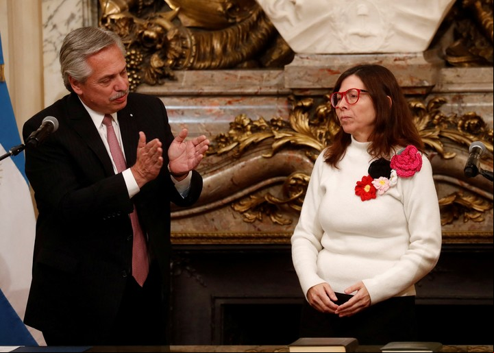 Alberto Fernández cuando le tomó juramento a Silvina Batakis en Economía.