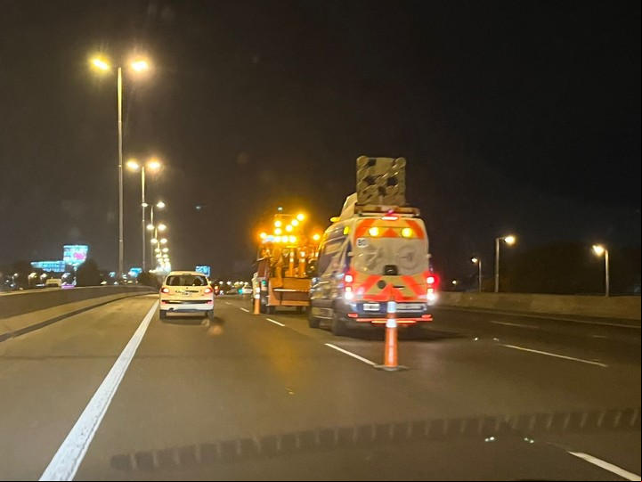 Un solo carril habilitado a la altura del hospital Posadas,, en una de las primeras noches de trabajos.