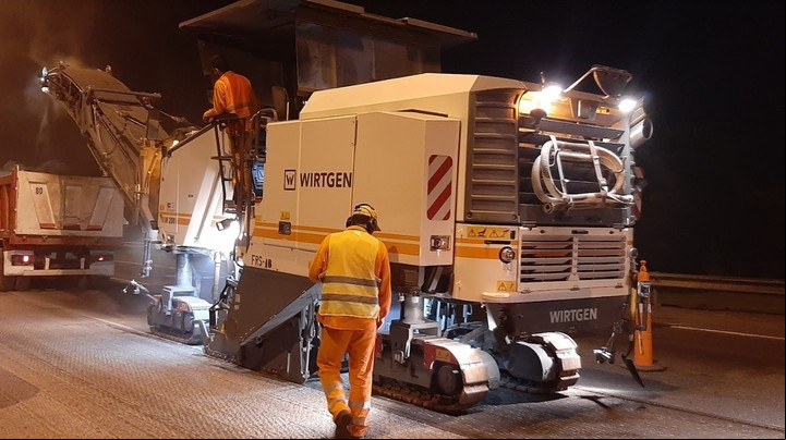 En las noches de la autopista se ve un importante despliegue de maquinaria y operarios.