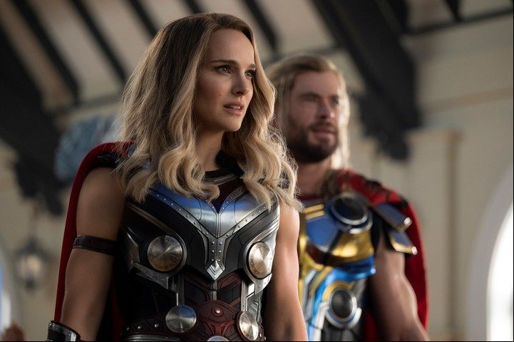 "Chris (Hemsworth) me ayudó mucho con cómo manejar el martillo. Era bastante, bastante pesado", le dijo a Clarín. Fotos Marvel