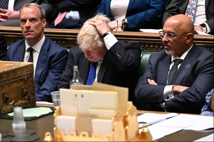 El ex primer ministro Boris Johnson tuvo que responder en 2022 ante el Parlamento por las fiestas en su residencia durante la cuarentena por Covid. Foto: AFP