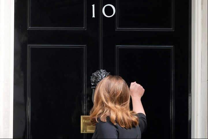 La puerta de la residencia oficial del primer ministro en Londres. Foto AP