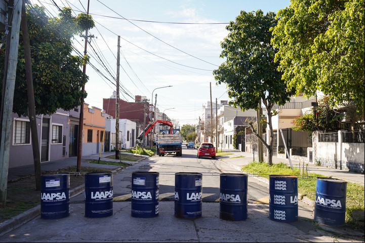Los vecinos de Villa Raffo decidieron cerrar una calle para que no pasen los ladrones. Foto Maxi Failla