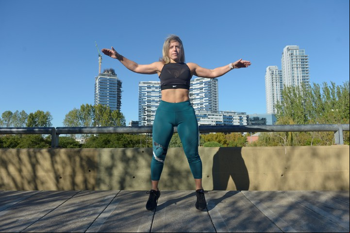 Al hacer angelitos o jumping jacks, las puntas de los pies deben estar siempre apoyadas. Foto Luciano Thieberger.