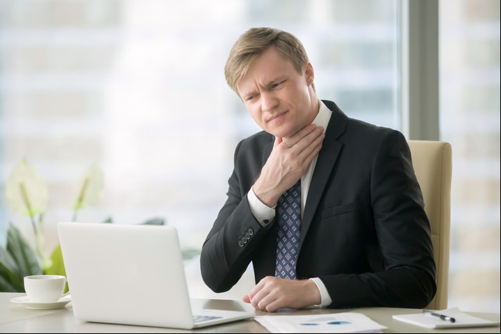 El dolor de garganta es un síntoma tanto de resfrío como de rinitis. Foto Shutterstock.