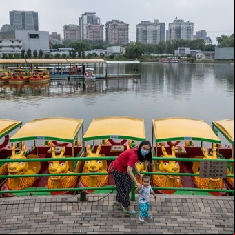 China ofrece incentivos a las mujeres que tengan hijos, pero las madres solteras no están incluidas