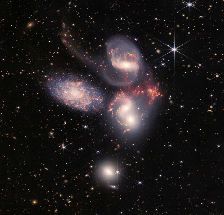 Una imagen del telescopio Webb de algunos detalles del grupo de galaxias Stephan's Quintet. Foto NASA