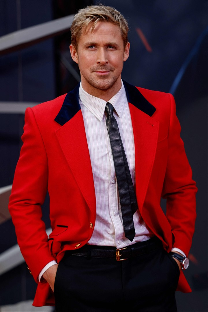 El "hombre de gris", vestido de rojo, en la premiere en Berlín. Ahora que terminó de rodar "Barbie", tiene tiempo para viajar por el mundo. Foto AFP
