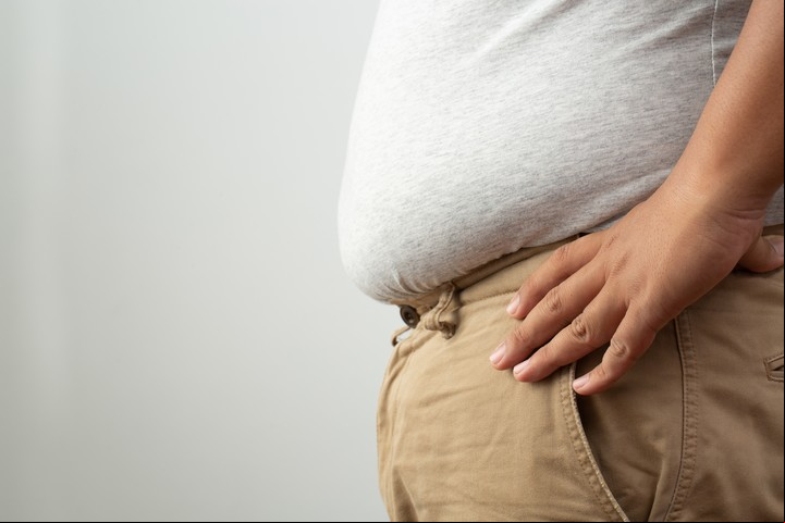 La hinchazón abdominal, producto de los malos hábitos alimentarios. sobrepeso u obesidad. Foto Shutterstock.