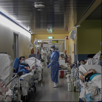 En medio de una ola de COVID, Europa cuenta los casos y sigue adelante