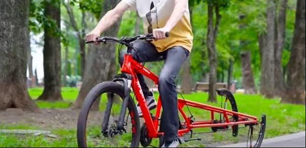 La particular bicicleta que tiene una rueda partida a la mitad y funciona perfecto