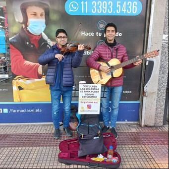 Los hermanos que desde hace cinco años le ponen música a la peatonal de La Matanza