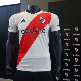 River dejó de volar y ahora redobla la apuesta: presentaron el nuevo sponsor de la camiseta