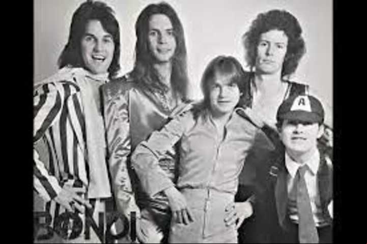 La primera formación de AC/DC, con Dave Evans al centro.