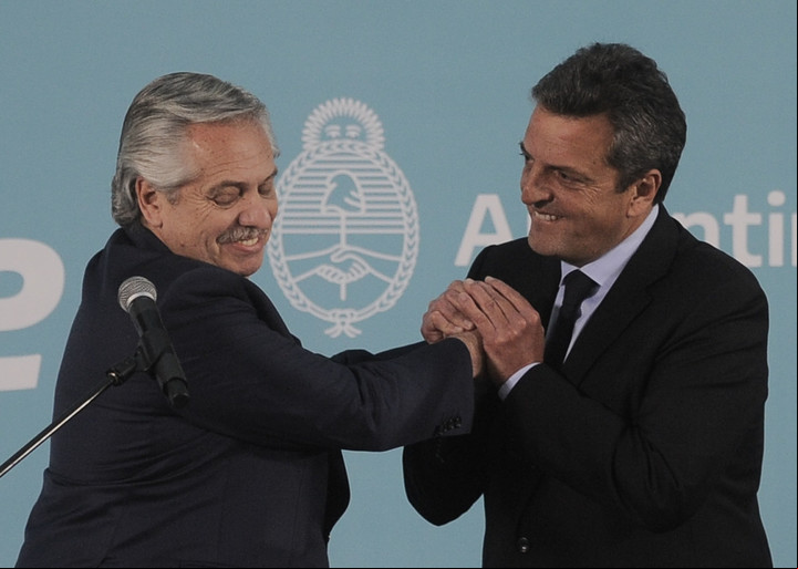 El Presidente durante la jura de Sergio Massa como minsitro en agosto de 2022. FOTO JUAN MANUEL FOGLIA.