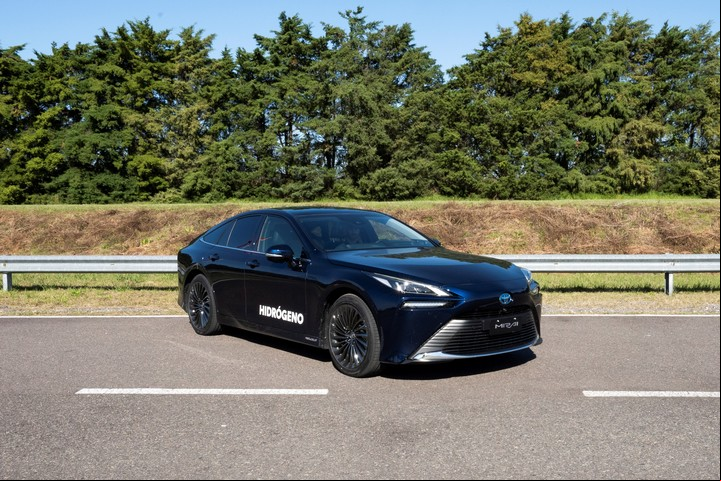 El Toyota, Mirai produce su propia electricidad a medida que avanza.
