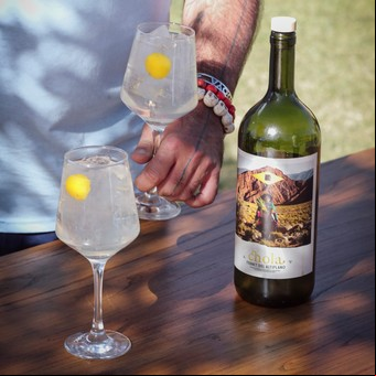 Lanzan un fernet transparente que desafía a la bebida de culto argentina