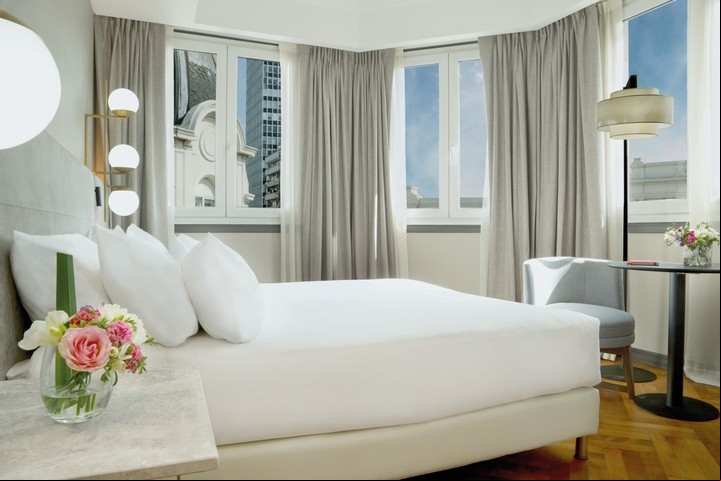 Agradecimiento:
Esta producción se realizó en el hotel NH Collection Crillon, recientemente remodelado, que cuenta con una excelente ubicación dentro de la ciudad, en frente de la emblemática Plaza San Martín, ideal como punto de partida para recorrer los tradicionales cafecitos de Buenos Aires. Daniel Juarez, chef ejecutivo del hotel y Mercedes Basigalup, chef pastelera, esperan a huéspedes y público en general con atractivas propuestas gastronómicas, tanto para el almuerzo como para la cena. Para más información, su página web: https://www.nh-hotels.com.ar/hotel/nh-collection-buenos-aires-crillon.