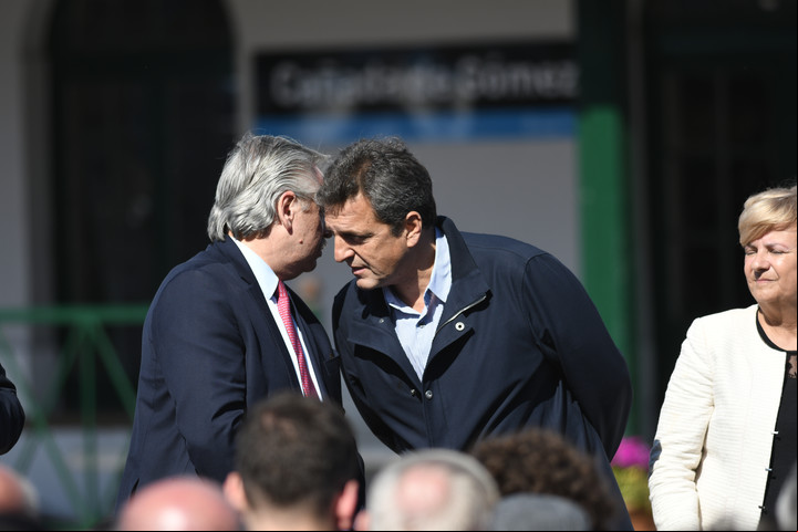 El presidente Alberto Fernández y el ministro Economía Sergio Massa, el viernes en un acto en Rosario donde se reinauguró el servicio metropolitano de trenes que une con Cañada Gómez. Foto: JUAN JOSE GARCIA