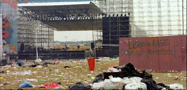 Festival Woodstock del 99' : de revivir el lema "paz y amor" a terminar con muertos, violaciones y saqueos
