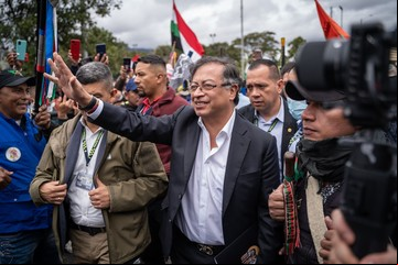 Gustavo Petro asume en Colombia con la economía y la inclusión social como prioridades