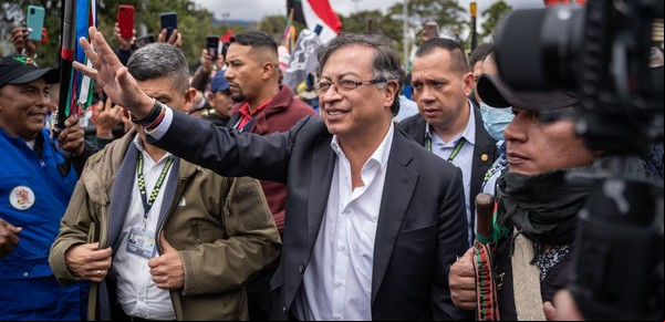 Gustavo Petro asume en Colombia con la economía y la inclusión social como prioridades