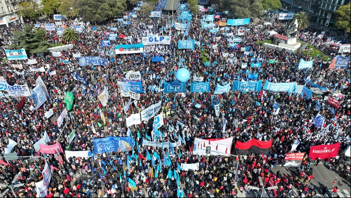Miles de manifestantes de organización sociales marchan en el día de San Cayetano. Así lucía la avenida Rivadavia a la altura de Liniers. (Rafael Mario Quinteros)