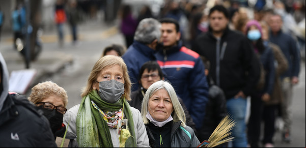 San Cayetano: padres que piden trabajo para sus hijos y dan las gracias por tener salud