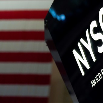 Con inversores atentos al plan Massa, los bonos caen hasta 4% y se hunden acciones argentinas en Wall Street