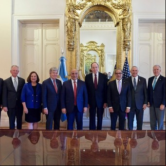 Mientras Sergio Massa anunció inversiones para Vaca Muerta, Juan Manzur recibió a siete senadores de Estados Unidos y habló de energía