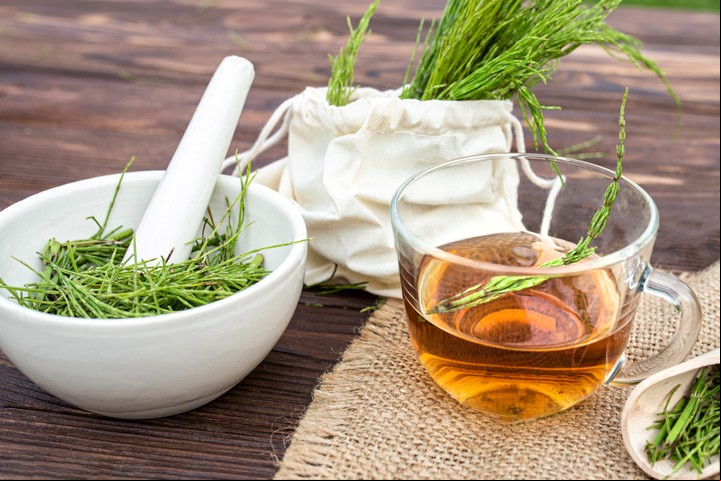 El té de cola de caballo puede beneficiar la próstata inflamada Foto Shutterstock,