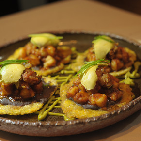 Patacón con porotos negros