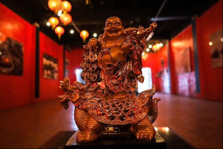 Una figura de Buda en el museo del barrio chino la Chinesca, el 12 de agosto de 2022 (EFE).